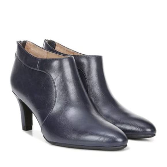navy blue pointed toe shoes